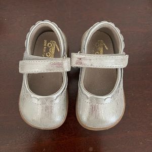 See Kai Run metallic silver toddler shoes/ US size / 5 EU 20